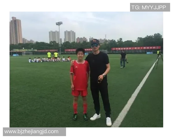 球星亲子互动踢足球:父爱与技巧的完美结合,传递运动精神与家庭温暖 球星亲子互动踢足球:父爱与技巧的完美结合,传递运动精神与家庭温暖